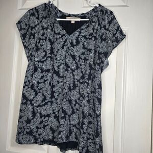 Elegant Navy Blue Floral‎ Print Short Sleeve Blouse with Delicate White Pattern